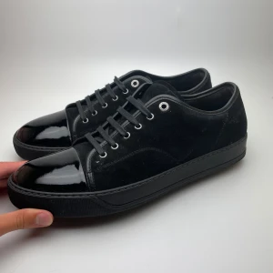 Lanvin skor (nya) - Hej! Vi säljer nu dessa riktigt schyssta Lanvin skor i nytt skick! Begränsat antal box och dustbags. Vi rekommenderar att gå ner en storlek. Hör av dig vid frågor! 