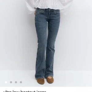 Blå bootcut jeans med låg midja - Snygga blå jeans med bootcut och låg midja från ginatricot. Säljer då de tyvärr är för stora för mig:( 