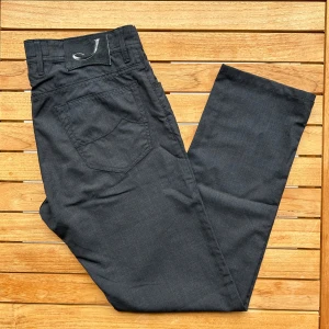 Jacob Cohën Kostymbyxor Grå | W32 - Grå jeansliknande kostymbyxor från Jacob Cohën | W32 | Defekter: Nej | Material: 100% Ull | Midja: 86 cm | Innerben: 76 cm | Ytterben: 99 cm | Modellen är 175 cm lång och väger 70 kg | Måttavvikelser: +- 1 cm | Vänligen kontrollera måtten innan köp | För övriga frågor tveka inte att kontakta mig😁!