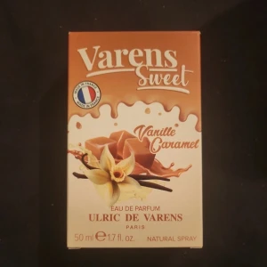 Varens Sweet Vanille Caramel parfym - Söt parfym från Ulric de Varens, Varens Sweet Vanille Caramel. Doften är inspirerad av vanilj och kola, perfekt för dig som gillar gourmanddofter. Rymmer 50 ml och har en snygg etikett med vaniljblomma och kola. Har inte används, helt nytt. Eau de Parfum