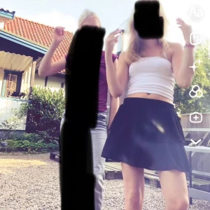 Svart volangkjol i kort modell - Supersöt svart kortkjol med volangdetaljer och flowig passform. Perfekt för dig som gillar en enkel men ändå trendig stil. Kjolen är lätt att matcha med crop tops eller stickade tröjor. Skriv för fler bilder!! Nypris 250kr