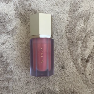 Sence blush - Säljer ett flytande rouge i en snygg rosa nyans. Kommer i en sexkantig behållare med frostat genomskinlig plast och guldig kork. Inbyggd mjuk applikator för enkel applicering på kinderna. Perfekt för att få till en fräsch och naturlig look.