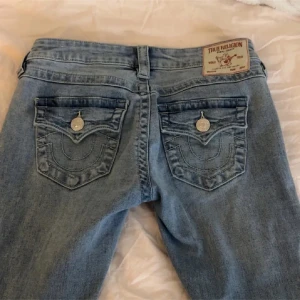 true religion jeans - populära true religion jeans i modellen joey! har sytt upp de ca 1 cm och de passar perfekt på mig som är ungefär 162☺️nypris 1300, skriv för fler bilder