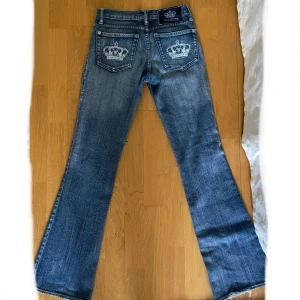Victoria beckham jeans! - Så grymma victoria beckham jeans! Dem är bootcut och har waist 25, säljer pågrund av att dem är för små! Lite missfärgning på ena kronan på fickan lite rosa men tycker de knappt syns! De är bara att köpa genom köp nu!💕