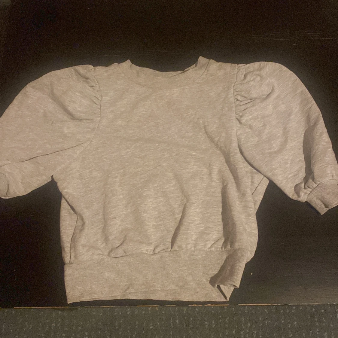 Grå sweatshirt med puffärm från ONLY