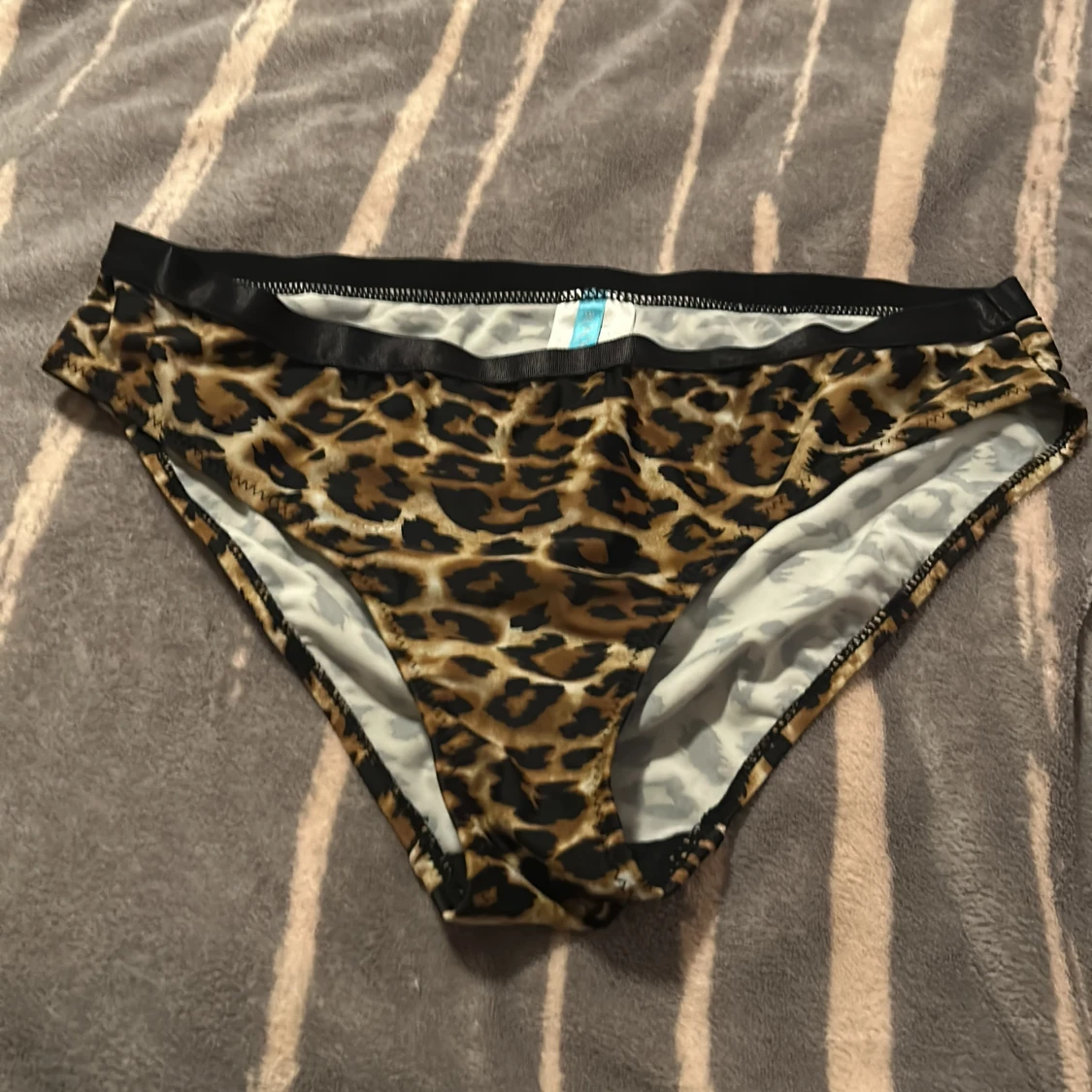 Leopardmönstrade bikiniunderdelar Beach Wave