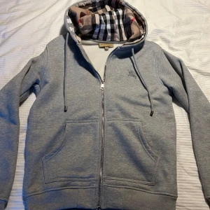 Burberry zip hoodie - En grå Burberry zip hoodie i storlek S. Helt ny, bara provtestad! Obs. det är en (rep)