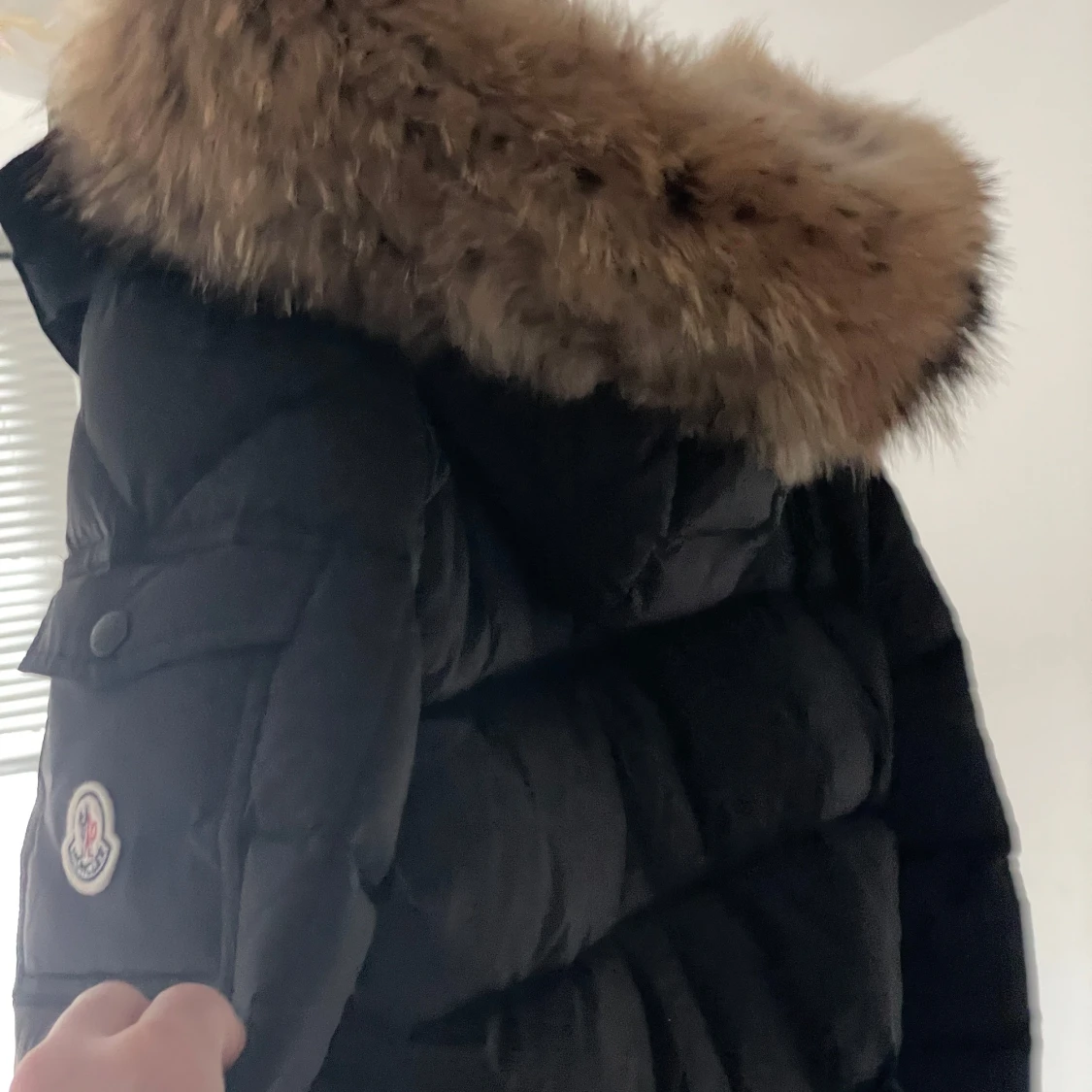 Svart Moncler dunjacka med päls - 2