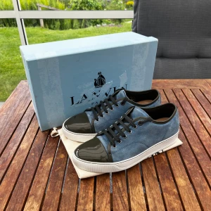 Lanvin DBB1 - Lanvin DBB1🔥| Storlek: UK 8, (42)| Skick: 8/10, liten spricka vid captoen | Låda och dustbag följer med | Nypris: 5199kr, mitt pris: 2500 💸| Skriv vid minsta fundering📝| Skickar alltid inom 24 timmar📦 kan gå ner i pris vid en snabb affär!