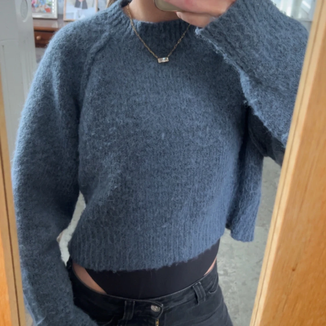 Blå croppad stickad tröja