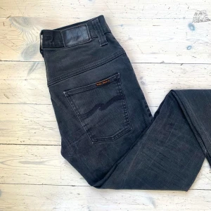 Nudie Jeans Thin Finn - Sjukt snygga gråa/ svarta Nudie jeans i modellen Thin Finn i mycket fint skick 🙌 De har lämnats in på Nudies butik för en lagning i skrevet men syns inte vid användning, skriv vid fråga 👍 🙌 