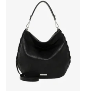 Svart axelväska från Emily & Noah - Stilren svart axelväska från Emily & Noah i skinnimitation med flätad detalj på sidorna. Väskan har både axelrem och handtag, samt flera innerfack med dragkedja. Perfekt för dig som vill ha plats för allt du behöver och ändå se snygg ut.