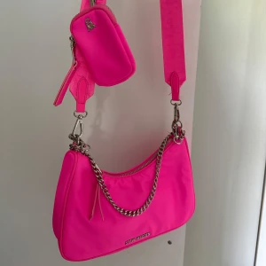 Steve Madden väska - Jag säljer den slutsålda rosa Steve Madden väskan. Använd fåtal gånger. 