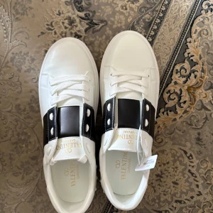 Valentino Garavani vita sneakers - Säljer dessa exklusiva Valentino Garavani sneakers – en lyxig och modern modell från det italienska modehuset. Kända för sin premiumkänsla, snygga silhuett och ikoniska detaljer. Perfekta för dig som vill kombinera komfort med stil.  Passar både till vardags och mer uppklädda outfits – en riktigt mångsidig designer-sneaker.  ✅ Storlek: 42 ✅ Färg: [vit / svart  ✅ Skick: Mycket bra – sparsamt använda ✅ Pris: 1400 kr  ✅ Frakt: 1–2 dagar inom hela Sverige🚚