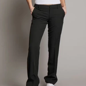 Kostymbyxor  - Super populära kostymbyxor från bik bok i tall, nyligen inköpta för 500kr men då jag hittade mina tidigare som varit borta så har jag två par och därav säljer dessa så dom kommer till användning hos någon annan!, och endast använda fåtal gånger!💫