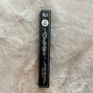 KVD Everlasting Liquid Lipstick - KVD Everlasting Liquid Lipstick i färgen Queen of Poisons (10). Det är ett flytande läppstift med matt finish i en djup, mörkröd nyans. Kommer i original svart förpackning med vit text och innehåller 7 ml. Perfekt för dig som vill ha en statement-läpp.