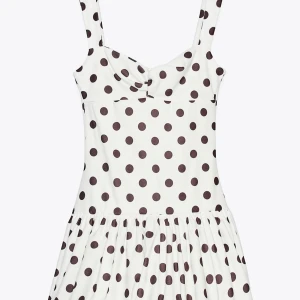 Vit prickig kortklänning med smala axelband - säljer denna supersöt prickig kortklänning som aldrig är använd!💗 storlek M men den passar XS-L💞 prislappen är kvar och allt ser ut som bilden på hemsidan💖