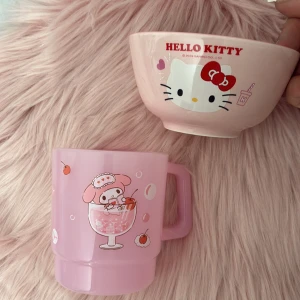 My Melody mugg och hello Kitty skål  - Sanrio. Melody mugg och hello Kitty skål. Nytt skick. Pris vid intresse 
