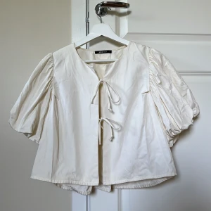 Vit topp med puffärm från Gina Tricot - Säljer min supersöta fina topp från Gina Tricot. Använd men är i väldigt fint skick. 