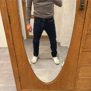 Replay jeans  - Säljer nu dessa Replay jeansen i modellen Grover (slim fit) jeansen är i mycket bra skick. Storlek W31 L34. Priset inte hugget i Sten skriv vid frågor eller funderingar 