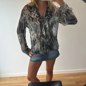Söt blus  - Jättefin blus köpt secondhand, har ingen lapp inuti så vet tyvärr inte storlek eller märke. Jag har vanligtvis S och passar mig. Skulle tro S/M💕