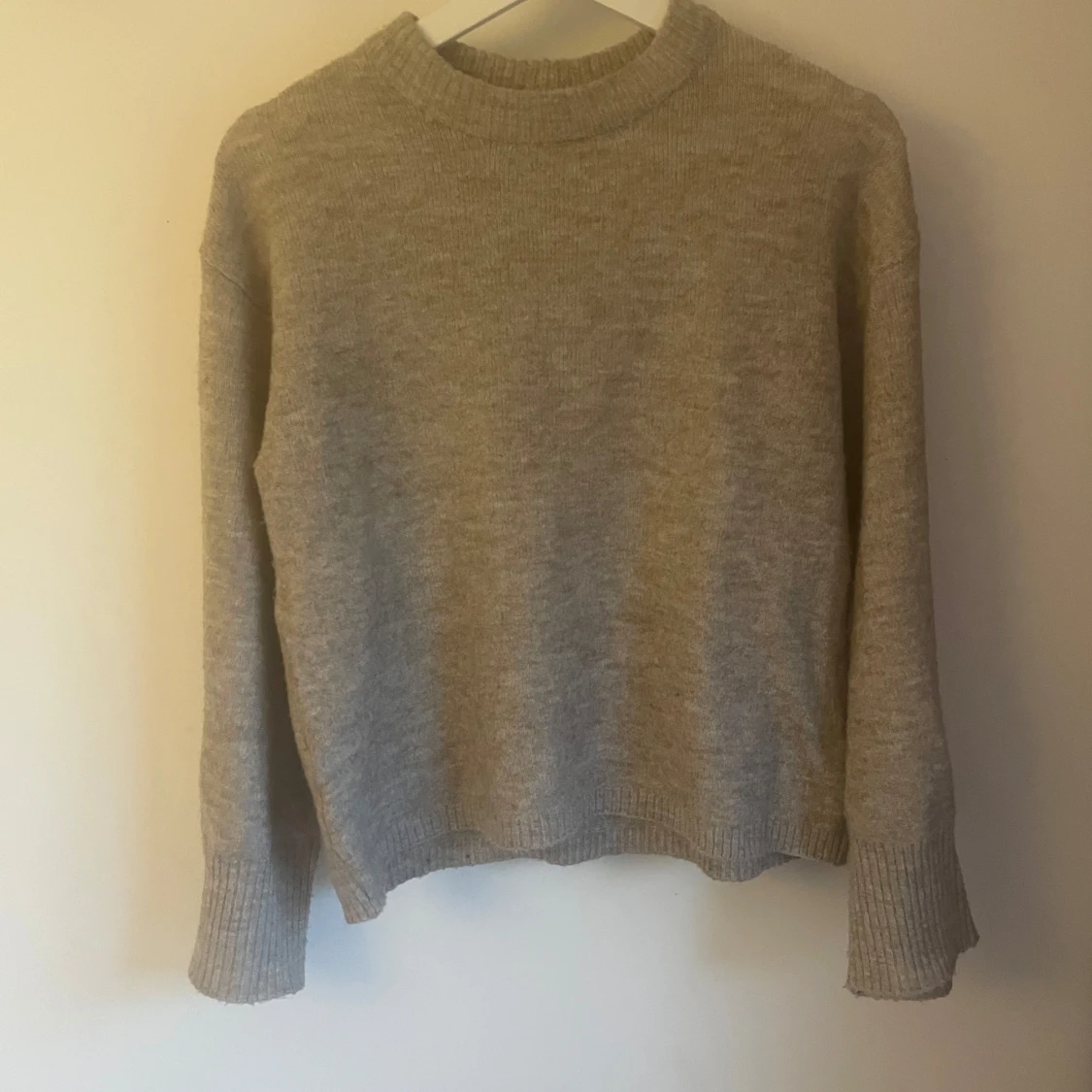 Beige stickad tröja