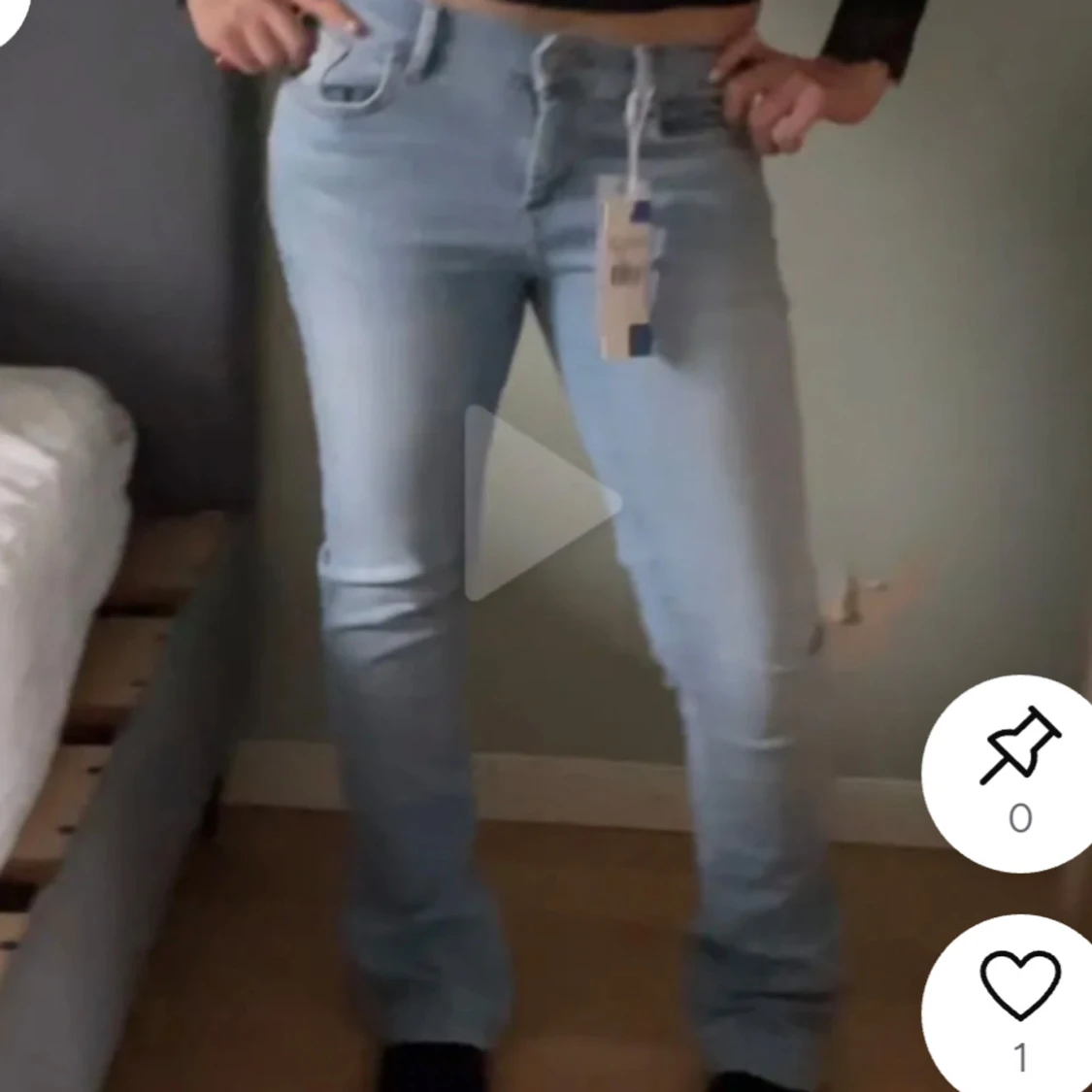 Ljusblå bootcut jeans med tag kvar