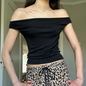 Svart offshoulder topp från NA-KD - Hej!! Jag säljer denna jättesöta toppen från NA-KD som passar perfekt till sommaren! Storleken är xxs men skulle säga att den absolut passar en xs också. Tveka inte på att skriva vid frågor!🤗