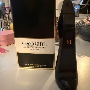Good Girl parfym 50ml Carolina Herrera - Good Girl Eau de Parfum från Carolina Herrera – 50 ml. Säljer denna parfym då den tyvärr inte passar min smak, doften är lite för stark för mig. Den är i princip oanvänd och i nyskick. Nypris var cirka 1200 kr. 💞 Perfekt för dig som gillar en kraftfull och elegant doft!