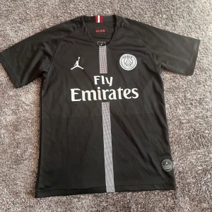 Psg tröja - Säljer en helt ny unik psg tröja, vet ej från vilken sesong, inget namn på baksidan 