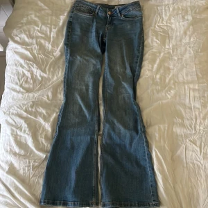 lågmidjade flared jeans från Vero Moda - lågmidjade flared jeans från Vero Moda, använts flera gånger men har inga synliga defekter. mått: midjan rakt över: 34,5cm | innerbenslängd: ungefär 76,5cm | ytterbenslängd: 96,5cm 💕 skriv vid frågor!