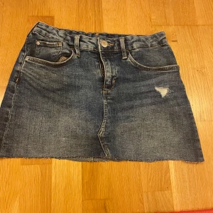 Mörkblå jeanskjol med rå kant - Snygg mörkblå jeanskjol,skriv gärna för fler bilder om man vill ha