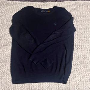 Mörkblå tröja från Polo Ralph Lauren - Mörkblå tröja från Polo Ralph Lauren i storlek S. Fint skick, inga slitage!