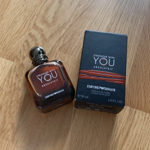 Emporio Armani Stronger With You 50ml - Emporio Armani Stronger With You Absolutely är en herrparfym i en elegant, fyrkantig glasflaska med mörkbrun ton och metallisk rund kork. Flaskan rymmer 50 ml och doften är intensiv och modern, perfekt för dig som gillar exklusiva och maskulina parfymer.