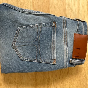 Slim fit jeans från Tiger of sweden - Snygga blå slim fit  jeans från Tiger of sweden med klassisk femficksdesign och ljus tvätt. Jeansen är tillverkade i stretchigt denim för en bekväm passform. Perfekta till sneakers eller boots. Storleken låter liten men är större en vad man tror.