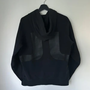 J.lindeberg hoodie - Snygg hoodie med klassiska loggan på ryggen | Skick: Väldigt bra skick | Nypris: ca  1200kr | Passform: True to size  | Skriv vid ytterligare frågor eller funderingar🤝