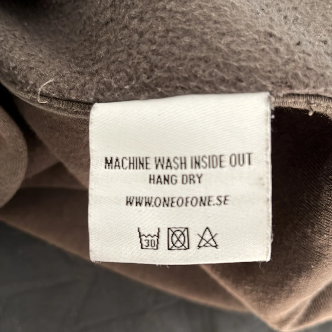 Brun hoodie från One of One med tryck - 3