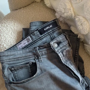 Replay Grover grå jeans straight fit - Säljer ett par Replay Grover jeans i snygg grå tvätt. Modellen är straight fit med klassiska fem fickor och normal passform. Väldigt bra skick -:9/10| storlek 31. Killen i bilden är 1.77.178. Dma🤙