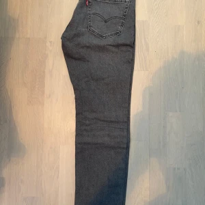 Levi's 511 Slim grå jeans 32/30 - Snygga grå Levi's 511 som har en smal passform. De är aldrig använda och helt nya. Skriv om ni har fler frågor. Nypris 1199. Mitt pris 249