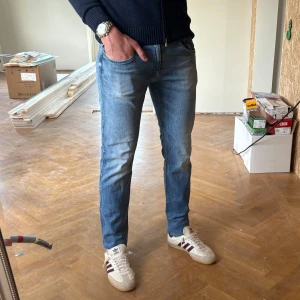 Replay anbass - Hej! Jag säljer nu dessa snygga replay anbass till ett galet pris, de är sparsamt använda och är i fint skick! Modellen är 182 cm och väger ca 70 kg! Priset är ej förhandlingsbart🤗. 