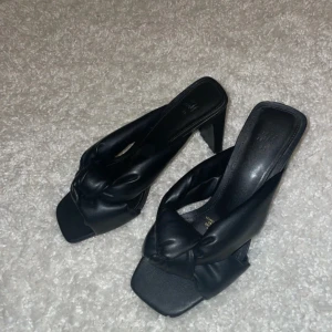 Svarta klackar från H&M - Mules från hm stl 35 (sulans längd: 22cm)  Klack: 7cm  Några små skavanker på sulans undersida (se bild), annars som nya. Endast testade några gånger inomhus.