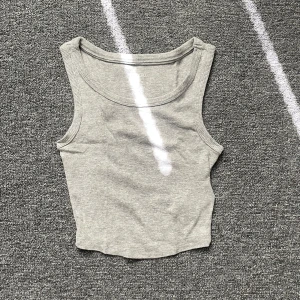Grå ribbad linnetopp från Esmara XS - Säljer en ljusgrå ribbad linnetopp från Esmara i storlek XS. Toppen är ärmlös med rund halsringning och croppad passform, perfekt för en chill och enkel stil. Mjuk och stretchig bomullskänsla som sitter snyggt på kroppen.