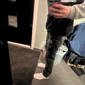 Svarta skinny jeans med färgstänk från supply and demand - Säljer ett par svarta skinny jeans med coola vita färgstänk och slitningar. Jeansen har en tight passform och klassisk femficksdesign. Perfekta för dig som vill ha en edgy och trendig look. 