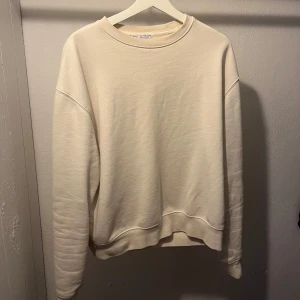 Beige sweatshirt från Zara - Enkel och stilren beige sweatshirt från Zara i storlek S. Tröjan har rund halsringning, långa ärmar. Tillverkad i mjuk bomullsmix som känns skön mot huden.
