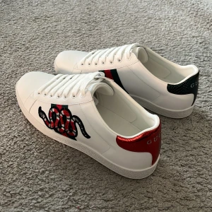 Gucci Ace Snake Skor - Säljer dessa HELT NYA, oanvända Gucci skor. De är otroligt cleana och passar till vilken outfit som helst. Säljer på grund av att de är för stora för mig.