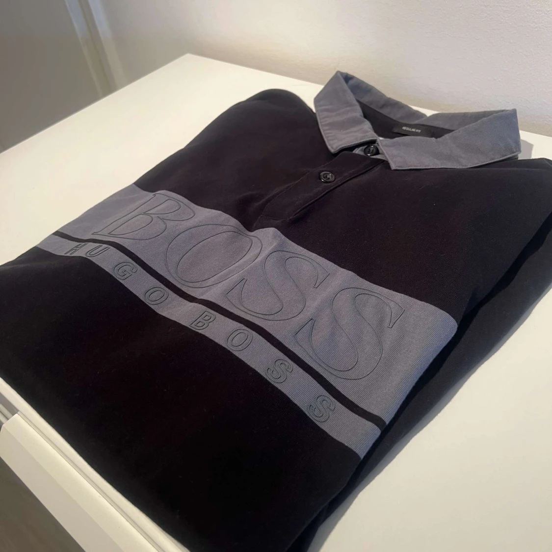 Svart pikétröja från Hugo Boss