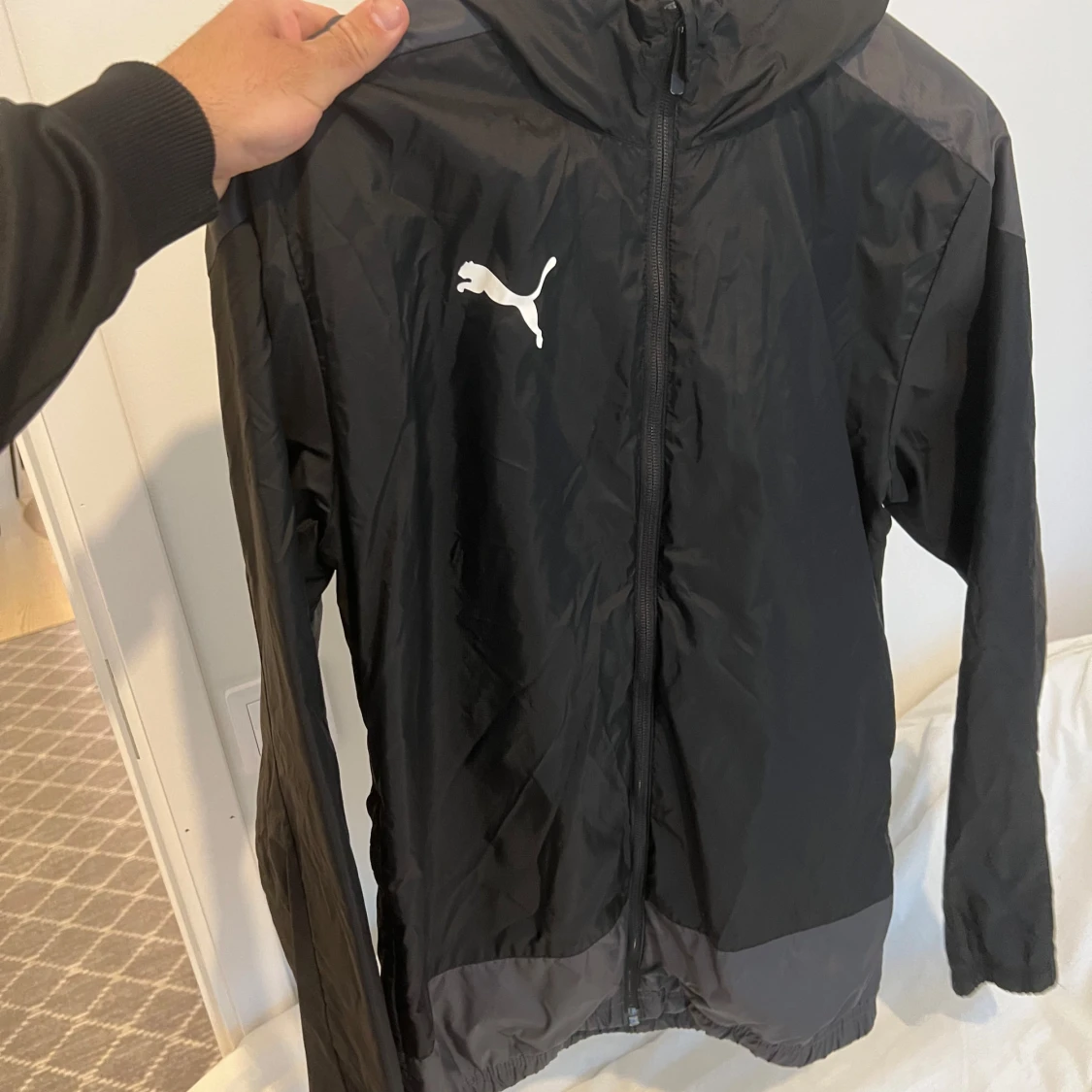 Svart vindjacka från Puma med huva - 1