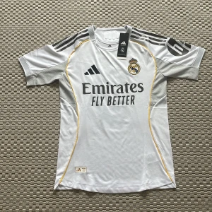 Real Madrid Mbappé matchtröja Adidas - Säljer en Real Madrid fotbollströja 2025/2026 med Mbappé och nummer 9 på ryggen. Är Helt ny med storlek S . Skriv vid intresse
