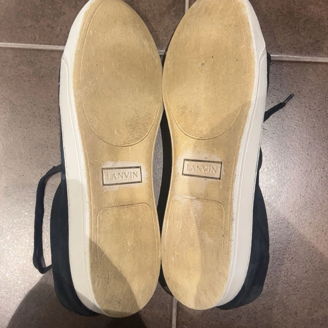 Svarta sneakers från Lanvin med lackdetalj - 3