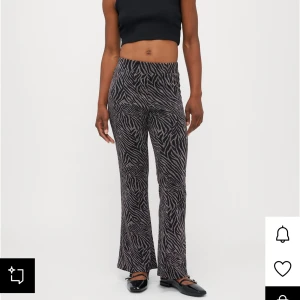 Glitter byxa  - Säljer dessa as snygga glitter byxor från ONLY i storlek xxl, dem är skit snygga o passar perfekt till vardags eller fest! Lappen sitter kvar och endas testade en gång ❤️‍🩹